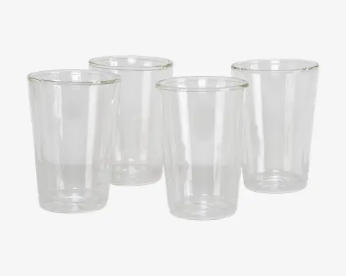 Sæt med fire klare, cylindriske drikkeglas med let udadgående kant og glat overflade. Hvert glas er fremstillet af gennemsigtigt materiale, så indholdet er let synligt. Glassene har et enkelt, moderne design, der passer til daglig brug.