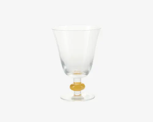 Klar glas med bred, let udadgående skål og kort stilk. Stilken har en markant rund, ravfarvet detalje nær bunden, som tilføjer et strejf af farve og elegance. Foden er flad og rund, hvilket giver stabilitet.