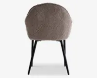 Stol med rundet ryglæn betrukket med blødt, tekstureret taupefarvet stof. Ryglænet er bredt og buer let for at give støtte. Stolen står på fire slanke, sorte metalben, der er vinklet udad for stabilitet.