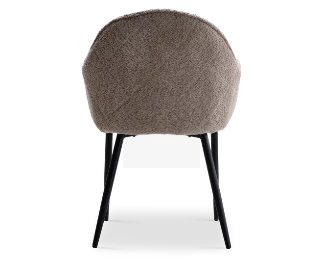 Stol med rundet ryglæn betrukket med blødt, tekstureret taupefarvet stof. Ryglænet er bredt og buer let for at give støtte. Stolen står på fire slanke, sorte metalben, der er vinklet udad for stabilitet.