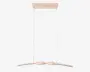 Moderne pendellampe med bølgeformet design i mat beige finish. Lampen hænger ned fra loftet i to slanke, justerbare kabler, der er fastgjort til en rektangulær loftsroset. Lyskilden er integreret på undersiden af bølgen, hvilket giver et stilrent og minimalistisk udtryk, der passer til moderne indretning.