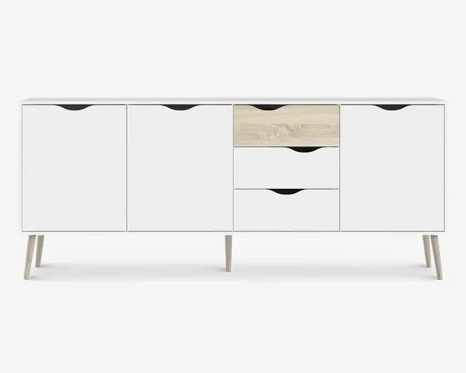 Et moderne skænk med et minimalistisk design, hvid mat finish og detaljer i naturtræ. Møblet har fire låger og tre skuffer, hvor den øverste højre skuffe er i en lys træfarve som kontrast. Håndtagene er udskårne greb øverst på hver låge og skuffe. Skænken står på skrå, lyse træben, hvilket giver et skandinavisk udtryk.