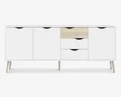 Et moderne skænk med et minimalistisk design, hvid mat finish og detaljer i naturtræ. Møblet har fire låger og tre skuffer, hvor den øverste højre skuffe er i en lys træfarve som kontrast. Håndtagene er udskårne greb øverst på hver låge og skuffe. Skænken står på skrå, lyse træben, hvilket giver et skandinavisk udtryk.