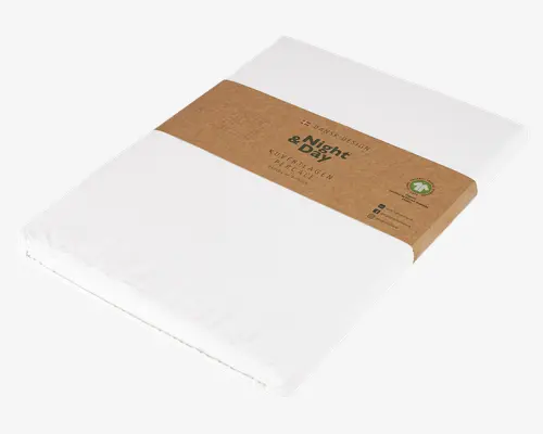 Et pænt sammenfoldet hvidt tekstilprodukt, pakket i en rektangulær form med et brunt papirbånd omkring midten. Båndet har grøn og sort tekst samt branding og produktinformation. Stoffet ser glat og tæt vævet ud, hvilket antyder høj kvalitet. Emballagen er enkel og miljøvenlig med et lille grønt ikon, der indikerer et bæredygtigt eller miljøbevidst produkt.