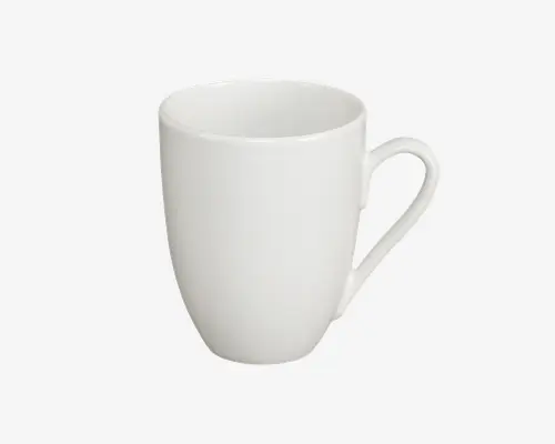 En enkel, hvid keramikkop med en glat, blank overflade. Koppen har en let tilspidset cylindrisk form, afrundet kant og et stort, behageligt håndtag. Der er ingen mønstre, logoer eller dekorationer, hvilket giver et minimalistisk og moderne udtryk.