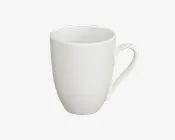 En enkel, hvid keramikkop med en glat, blank overflade. Koppen har en let tilspidset cylindrisk form, afrundet kant og et stort, behageligt håndtag. Der er ingen mønstre, logoer eller dekorationer, hvilket giver et minimalistisk og moderne udtryk.