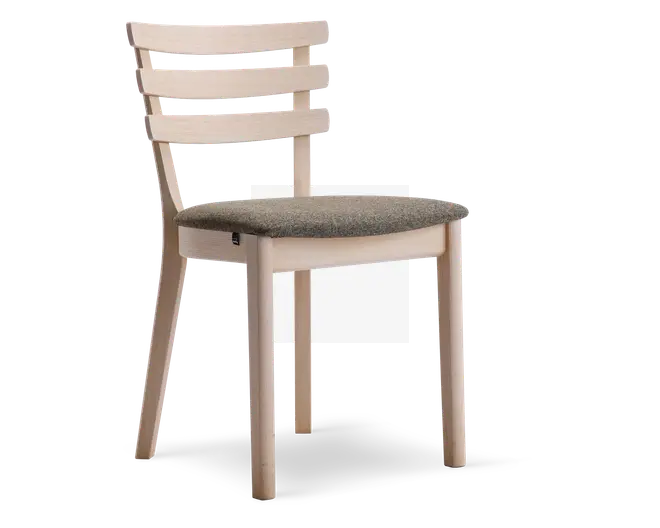 Stol med let træramme og tre horisontale lameller på ryglænet for støtte. Sædet er polstret og betrukket med et gråt, tekstureret stof for ekstra komfort. Benene er lige og let tilspidsede, hvilket giver stolen et moderne og minimalistisk udtryk.