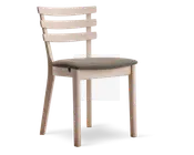 Stol med let træramme og tre horisontale lameller på ryglænet for støtte. Sædet er polstret og betrukket med et gråt, tekstureret stof for ekstra komfort. Benene er lige og let tilspidsede, hvilket giver stolen et moderne og minimalistisk udtryk.