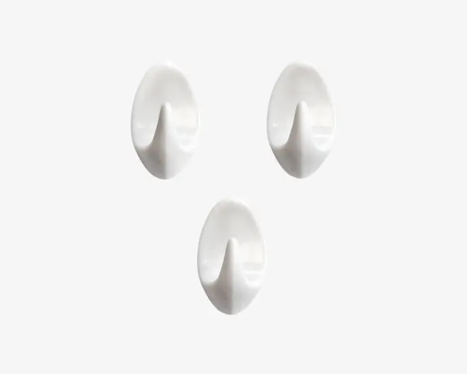 Sæt med tre ovale vægkroge i blank hvid plast, hver med en enkelt buet krog til ophængning af genstande. Krogene har en glat overflade og et minimalistisk design, velegnet til organisering af lette ting som nøgler, håndklæder eller tilbehør.