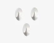 Sæt med tre ovale vægkroge i blank hvid plast, hver med en enkelt buet krog til ophængning af genstande. Krogene har en glat overflade og et minimalistisk design, velegnet til organisering af lette ting som nøgler, håndklæder eller tilbehør.