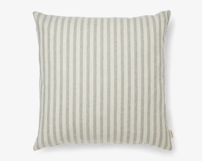 Firkantet pude med betræk, der har jævnt fordelte lodrette striber i lysegrå og råhvid. Stoffet ser ud til at være et blødt, vævet materiale, og puden har et diskret, minimalistisk design, der passer til forskellige indretninger. Der er et lille stofmærke i siden, som indikerer mærke eller vaskeanvisning.