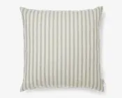 Firkantet pude med betræk, der har jævnt fordelte lodrette striber i lysegrå og råhvid. Stoffet ser ud til at være et blødt, vævet materiale, og puden har et diskret, minimalistisk design, der passer til forskellige indretninger. Der er et lille stofmærke i siden, som indikerer mærke eller vaskeanvisning.