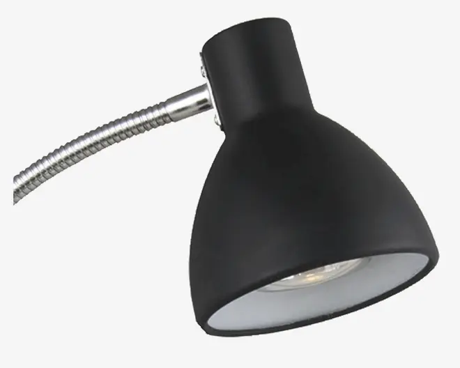 Nærbillede af lampens hoved med en mat sort, konisk skærm og hvid inderside. Lampen er monteret på en fleksibel, sølvfarvet svanehals, som gør det muligt at justere retningen. Pæren er placeret inde i skærmen og giver fokuseret, retningsbestemt lys.