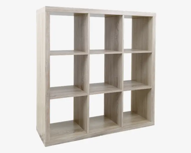 En reol med lys træfinish og rektangulær ramme, der har ni kvadratiske rum fordelt i et 3x3 gitter. Hylderne har en glat overflade og et moderne, enkelt design, velegnet til opbevaring af bøger, dekoration eller kurve.