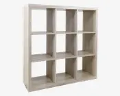 En reol med lys træfinish og rektangulær ramme, der har ni kvadratiske rum fordelt i et 3x3 gitter. Hylderne har en glat overflade og et moderne, enkelt design, velegnet til opbevaring af bøger, dekoration eller kurve.