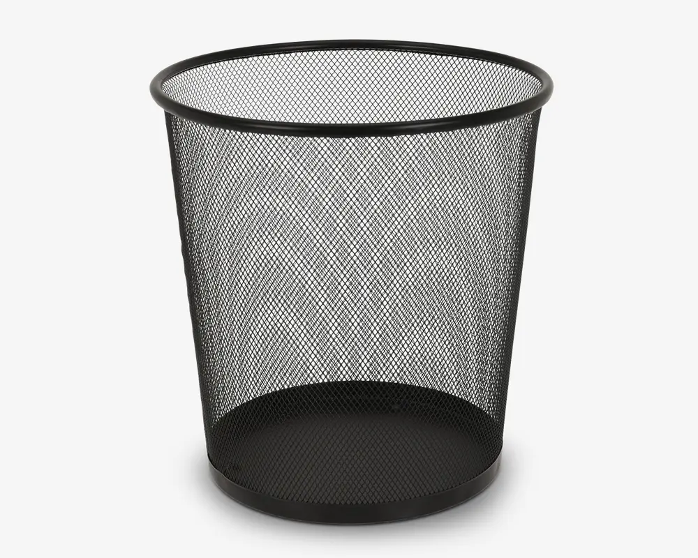 Rund affaldsspand lavet af sort metalnet med solid bund og kant i metal. Netdesignet giver mulighed for at se indholdet og sikrer ventilation. Spanden har et enkelt, moderne udseende, der passer til kontor eller hjem.