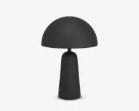 En mat sort lampe med et moderne, minimalistisk design. Lampen har en kuppelformet skærm og en cylindrisk base, begge med glatte overflader og rene linjer. Lampen er kompakt og egner sig godt til skriveborde eller natborde.