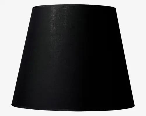 Konisk lampeskærm med en glat, mat sort stofoverflade. Skærmen har en bred åbning i bunden og en smallere top, hvilket giver en klassisk kegleformet silhuet. Stofstrukturen er diskret synlig og giver et elegant og moderne udtryk.
