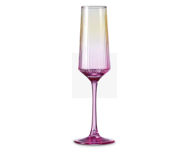 Høj, elegant glas med en rillet skål og en lang, slank stilk. Glasset har et farveforløb, der går fra gennemsigtigt øverst til en livlig pink bund. Skålen har lodrette riller, som giver struktur og et dekorativt udtryk. Foden og stilken er også farvet pink, hvilket giver glasset et moderne og stilfuldt look.