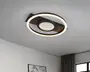 Loftmonteret lampe med et moderne, geometrisk design. Lampen har en cirkulær LED-ring, der udsender et blødt og jævnt lys, og en central skive med et gitter af mindre LED-lys for ekstra belysning. Lampen er mat sort og har en rektangulær base, der fastgøres til loftet, hvilket giver et stilfuldt og nutidigt udtryk.