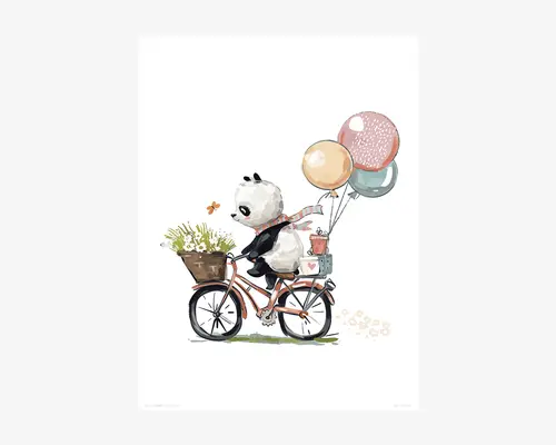 En finurlig illustration viser en panda, der cykler på en retro-inspireret cykel. Pandaen har et rødt tørklæde, der blafrer i vinden, og holder tre farverige balloner – lyserød, gul og blå – fastbundet bag på cyklen. Foran i kurven er der hvide blomster, og en lille orange sommerfugl svæver i nærheden. Bagpå cyklen står en potteplante og en lille æske. Stilen er legende og blød med pastelfarver og fine streger.