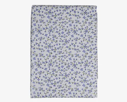 Varen har et fint mønster af små blå og lilla blomster med grønne stilke og blade, jævnt fordelt på en lys baggrund. Det blomstrede design er detaljeret og giver et blødt, elegant udtryk, der passer til at tilføje et naturinspireret præg til enhver indretning.