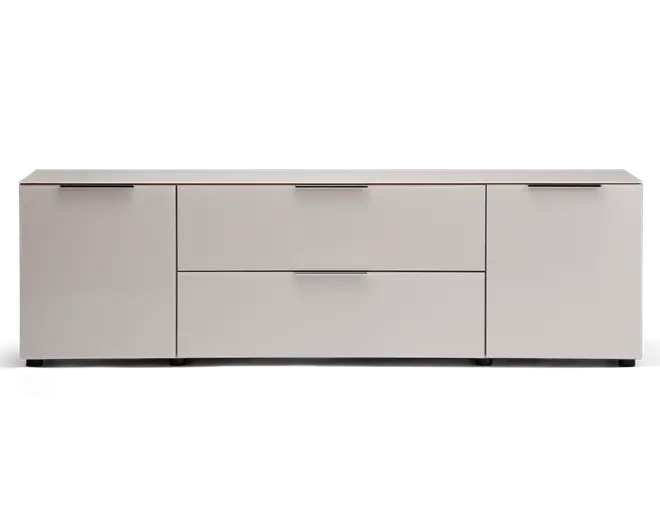 Et moderne, lavt opbevaringsmøbel med mat lysegrå finish. Det har to store skuffer i midten og et skab med låge i hver side, alle med slanke, vandrette metalhåndtag. Designet er minimalistisk med rene linjer og en flad top, der egner sig til at udstille genstande eller placere elektronik på.