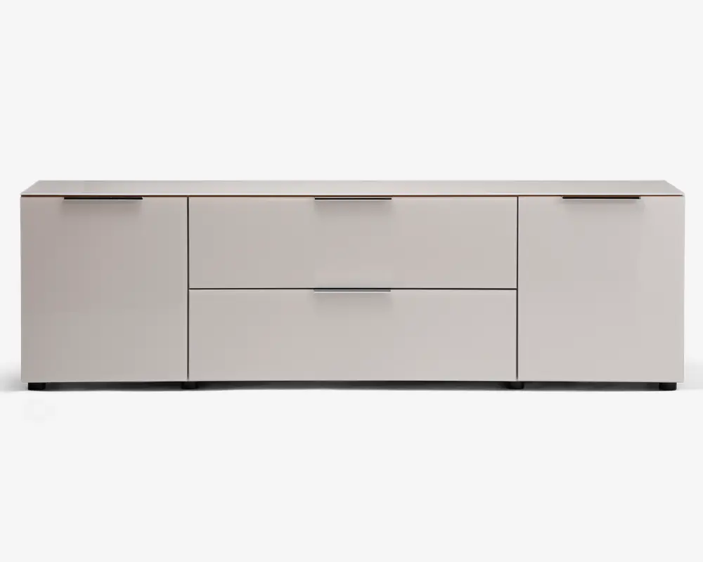 Et moderne, lavt opbevaringsmøbel med mat lysegrå finish. Det har to store skuffer i midten og et skab med låge i hver side, alle med slanke, vandrette metalhåndtag. Designet er minimalistisk med rene linjer og en flad top, der egner sig til at udstille genstande eller placere elektronik på.