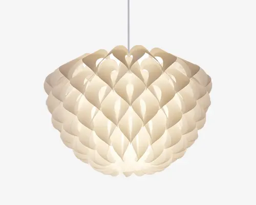En pendellampe med et skulpturelt, lagdelt design, der ligner overlappende kronblade eller skæl. Skærmen er lavet af sammenlåste, buede stykker af uigennemsigtigt materiale, hvilket giver et blødt, diffust lys. Formen er rund og organisk med et moderne og dekorativt udtryk. Lampen hænger fra en central ledning.
