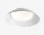 Hvid loftlampe til montering tæt på loftet med bred afrundet skærm og en mat, central diffuser, set nedefra.