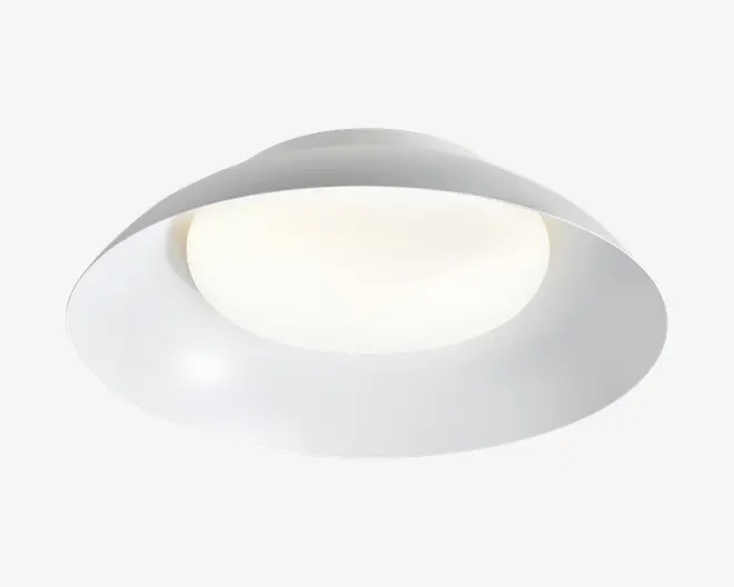 Hvid loftlampe til montering tæt på loftet med bred afrundet skærm og en mat, central diffuser, set nedefra.