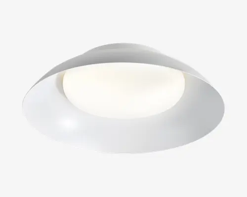 Hvid loftlampe til montering tæt på loftet med bred afrundet skærm og en mat, central diffuser, set nedefra.
