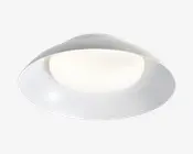 Hvid loftlampe til montering tæt på loftet med bred afrundet skærm og en mat, central diffuser, set nedefra.