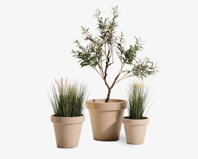 Sæt med tre beige plantekrukker, hver med en forskellig kunstig plante. Den midterste krukke er større og indeholder et busket træ med flere grene og grønne blade. De to mindre krukker på hver side indeholder høje, græslignende planter med tynde, oprette grønne blade og hvide, fjeragtige detaljer. Alle krukker har en glat, mat overflade og et enkelt, moderne design.