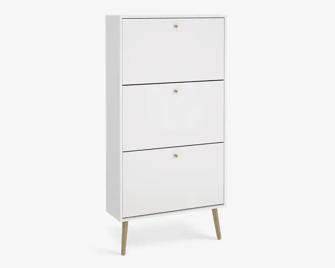 Høj, rektangulær skab med hvid finish, der har tre frontpaneler, hver med en lille rund guldknop. Skabet står på fire slanke guldfarvede ben, hvilket giver et moderne og minimalistisk udtryk. Panelerne fungerer sandsynligvis som låger eller skuffer til opbevaring.