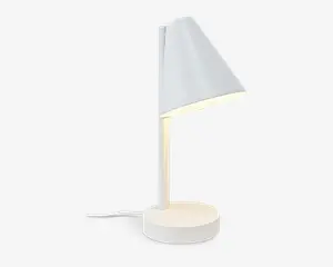 En moderne, minimalistisk lampe med mat hvid finish. Lampen har en konisk lampeskærm, der er vinklet nedad, fastgjort til en lige, lodret stang og en rund, solid fod. Der er en synlig ledning, der går ud fra foden, og lyset spredes blødt ud under skærmen, hvilket gør lampen velegnet til skrivebord eller natbord.