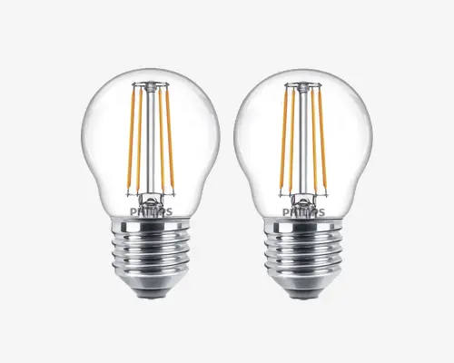 Et par klare glaspærer med synlige LED-filamentstrimler indeni, arrangeret lodret for et klassisk udseende. Hver pære har en standard skruefatning i blankt metal, der passer til de fleste almindelige lampesokler. Pærerne har Philips-logoet tæt på soklen, og det gennemsigtige design giver et vintage look samtidig med energieffektiv belysning.