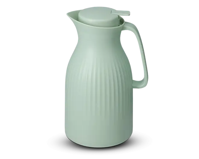 Lys grøn termokande med mat finish og lodret rillet struktur på kroppen. Har et ergonomisk håndtag og et sikkert, matchende låg med hældetud for nem servering. Designet er moderne og minimalistisk, velegnet til at holde drikkevarer varme eller kolde.