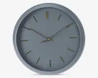 Rund vægur med mat lysegrå ramme og urskive. Har minimalistiske guldfarvede time-markeringer og slanke guldfarvede visere til timer, minutter og sekunder. Ingen tal, kun enkle streger for hver time. Moderne og diskret design.