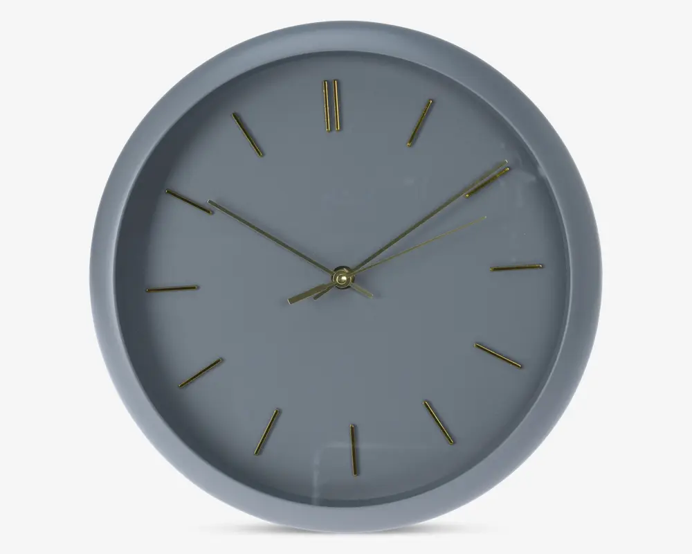 Rund vægur med mat lysegrå ramme og urskive. Har minimalistiske guldfarvede time-markeringer og slanke guldfarvede visere til timer, minutter og sekunder. Ingen tal, kun enkle streger for hver time. Moderne og diskret design.