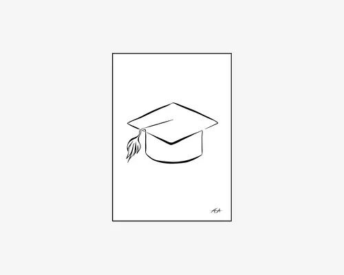 Minimalistisk sort stregtegning af en studenterhue med en kvast, der hænger til venstre side. Huen er illustreret med rene, enkle linjer og er centreret på en hvid baggrund. Der er en lille kunstnersignatur i nederste højre hjørne.