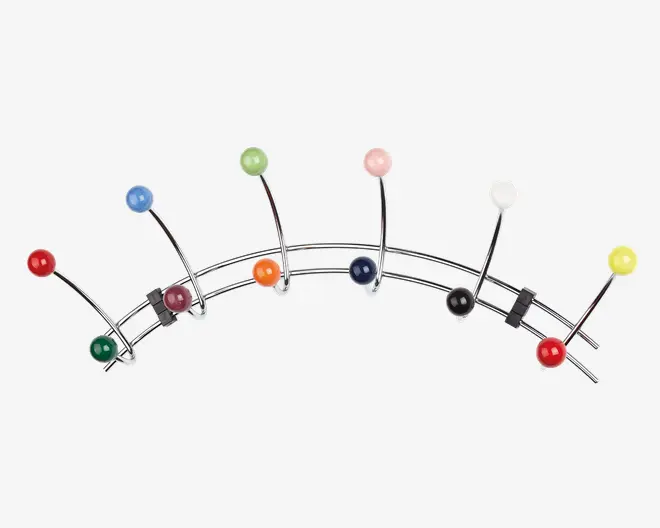 En buet vægmonteret bøjle i metal med ti kroge, hver afsluttet med en blank, rund kugle i forskellige farver. Farverne inkluderer rød, grøn, blå, lilla, orange, lysegrøn, lyserød, mørkeblå, sort, hvid og gul. Krogene er jævnt fordelt langs buen, og designet er moderne og legende, velegnet til ophængning af jakker, hatte eller tasker.
