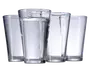 Sæt med fire klare, cylindriske drikkeglas med let konisk form, bredere foroven og smallere forneden. Glassene har en glat overflade og en tyk, solid bund for stabilitet. Ét glas er fyldt med vand, mens de tre andre er tomme.