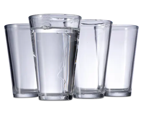 Sæt med fire klare, cylindriske drikkeglas med let konisk form, bredere foroven og smallere forneden. Glassene har en glat overflade og en tyk, solid bund for stabilitet. Ét glas er fyldt med vand, mens de tre andre er tomme.