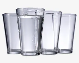 Sæt med fire klare, cylindriske drikkeglas med let konisk form, bredere foroven og smallere forneden. Glassene har en glat overflade og en tyk, solid bund for stabilitet. Ét glas er fyldt med vand, mens de tre andre er tomme.