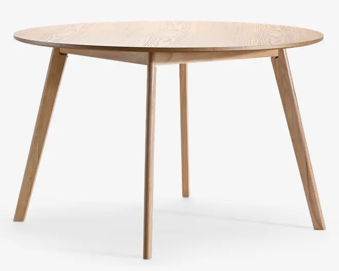 Ovalt bord i lyst træ med glat, afrundet bordplade, skråtstillede tilspidsede ben og et minimalistisk skandinavisk design.