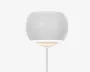 Moderne lampe med kugleformet, mat hvid skærm og slank, lige stang. Skærmen har en glat overflade og spreder lyset blødt, med en lille åbning i bunden for direkte belysning. Minimalistisk design, der passer til moderne indretning.