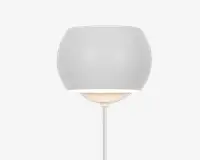 Moderne lampe med kugleformet, mat hvid skærm og slank, lige stang. Skærmen har en glat overflade og spreder lyset blødt, med en lille åbning i bunden for direkte belysning. Minimalistisk design, der passer til moderne indretning.