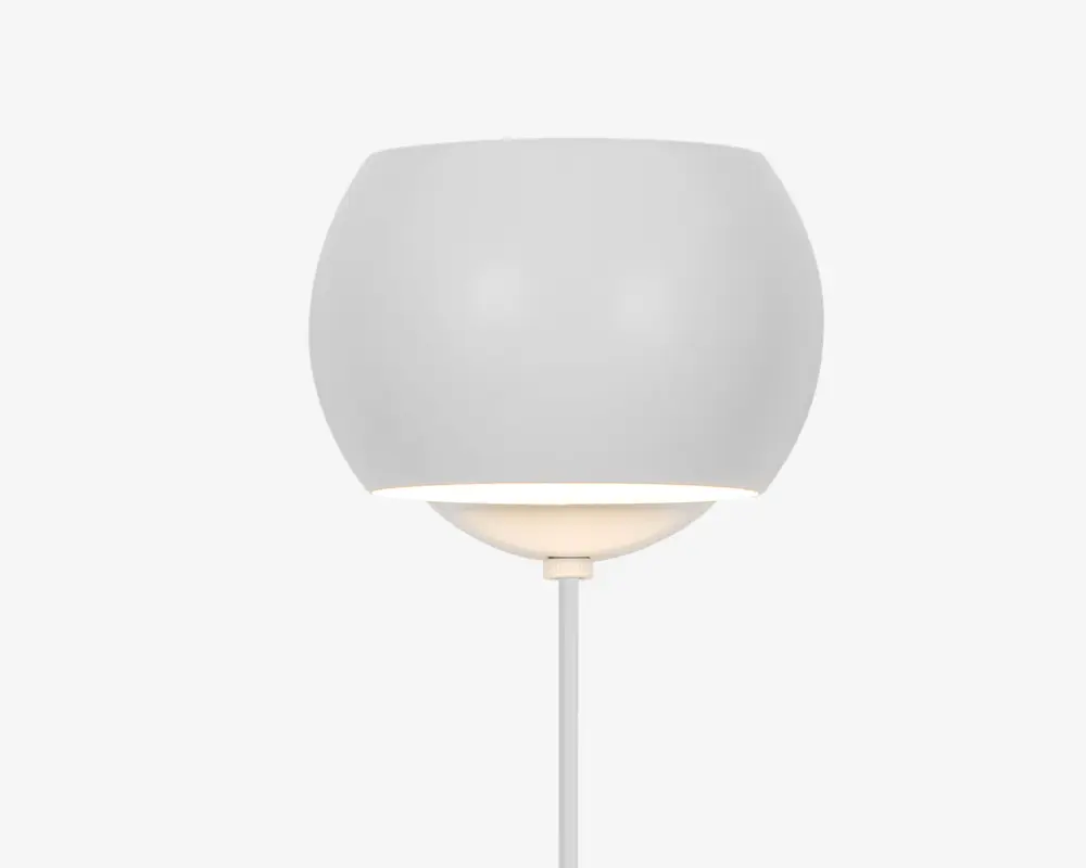 Moderne lampe med kugleformet, mat hvid skærm og slank, lige stang. Skærmen har en glat overflade og spreder lyset blødt, med en lille åbning i bunden for direkte belysning. Minimalistisk design, der passer til moderne indretning.