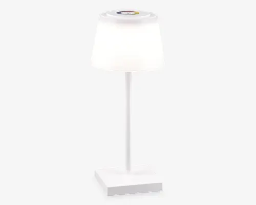 Moderne bordlampe med mat hvid finish, cylindrisk stang og firkantet fod. Lampen har en bred, let konisk lampeskærm, der udsender et blødt, diffust lys. Øverst på lampeskærmen er der et cirkulært touchpanel med farvede markeringer, sandsynligvis til justering af lysstyrke eller farveindstillinger.